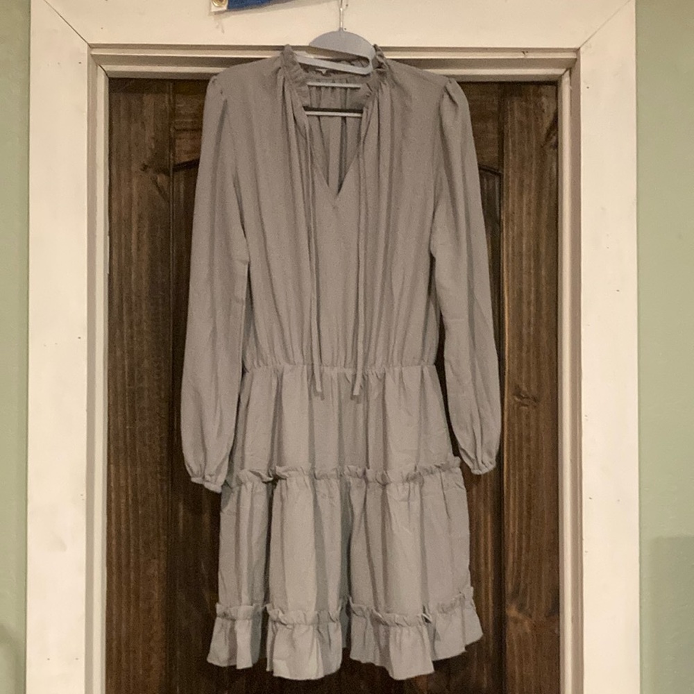 Women’s Grey Long dress with sinched waist, v-neck and puffy sleeves.